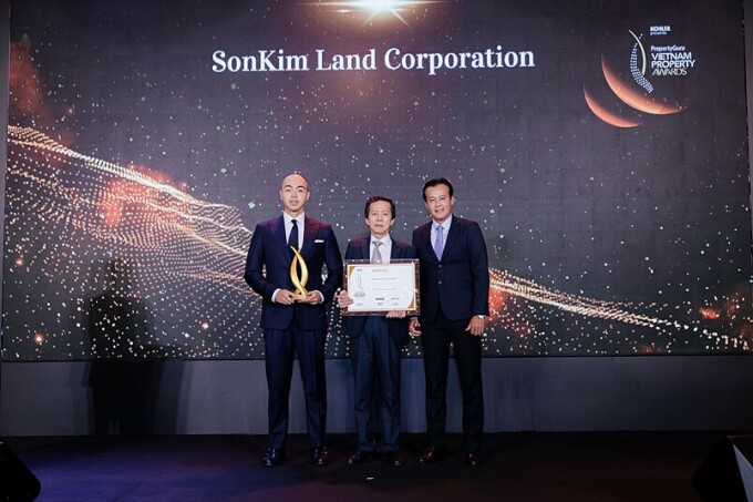 Đại diện SonKim Land nhận giải thưởng tại Vietnam Property Awards 2021